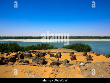 Les ruines de la ville médiévale de vieux Dongola en face de la rivière du Nil, au Soudan Banque D'Images