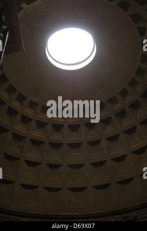 Panthéon d'Agrippa. Érigée par l'empereur Marcus Agrippa et reconstruite par Hadrien en 126 AD. Dome. L'intérieur. Détail. Rome. L'Italie. Banque D'Images