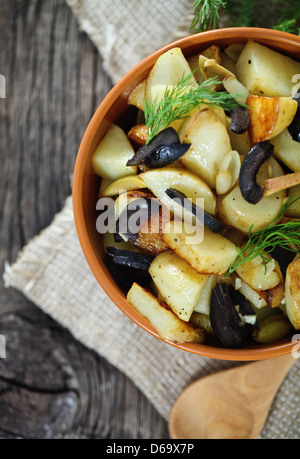 La salade de pommes de terre aux olives, l'oignon, l'aneth Banque D'Images