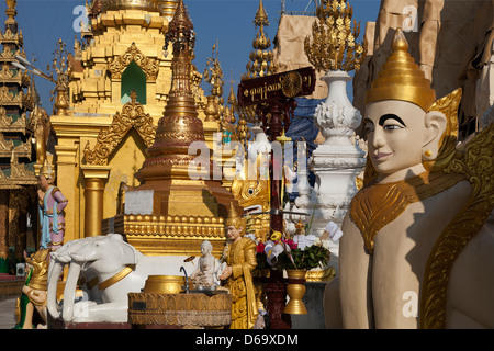 Les flèches, stupas et les pagodes de l'ensemble du Temple Shwedagon à Yangon, Myanmar 4 Banque D'Images