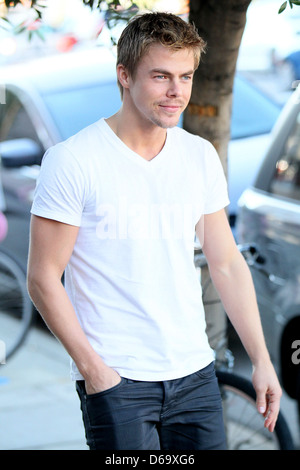 Derek Hough est considérée de bonne humeur tout en dehors et environ dans la région de West Hollywood Los Angeles, Californie - 05.11.11 Banque D'Images