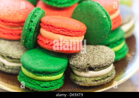 Macarons colorés sur le comptoir Banque D'Images