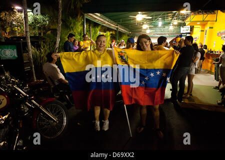 En Floride, aux États-Unis. 14 AVRIL,2013. Peuple vénézuélien en attente d'annonce à El Arepazo,Doral Florida Venezuela résultats élections Banque D'Images