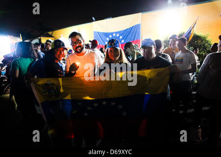 En Floride, aux États-Unis. 14 AVRIL,2013. Peuple vénézuélien en attente d'annonce à El Arepazo,Doral Florida Venezuela résultats élections Banque D'Images