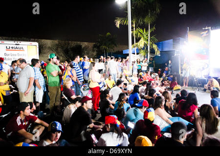 En Floride, aux États-Unis. 14 AVRIL,2013. Peuple vénézuélien en attente d'annonce à El Arepazo,Doral Florida Venezuela résultats élections Banque D'Images