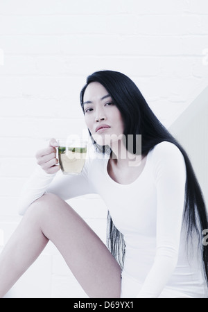 Woman having cup of tea Banque D'Images