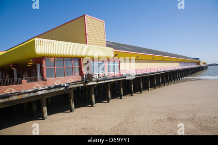 Pier jaune sur le bâtiment à Walton, Essex, Angleterre  ? Banque D'Images