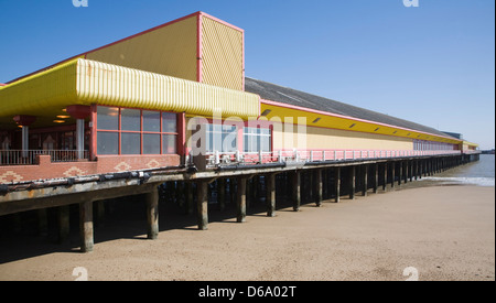 Pier jaune sur le bâtiment à Walton, Essex, Angleterre  ? Banque D'Images