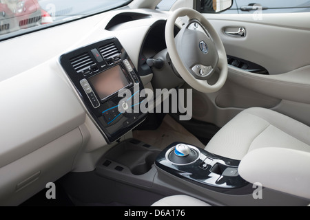 L'intérieur d'une nouvelle Nissan LEAF voiture tout électrique zéro émission. Banque D'Images