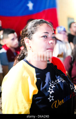 Dimanche Avril 14,2013 peuple vénézuélien en attente d'annonce à El Arepazo,Doral Florida Venezuela résultats élections Banque D'Images