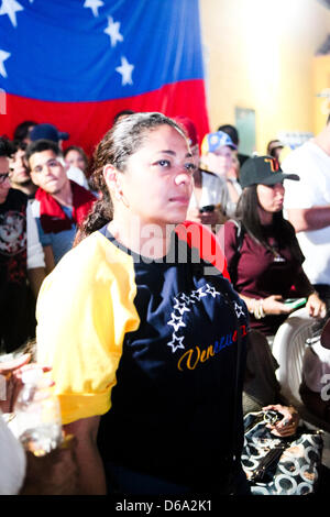 Dimanche Avril 14,2013 peuple vénézuélien en attente d'annonce à El Arepazo,Doral Florida Venezuela résultats élections Banque D'Images