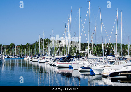 Bateaux et yachts dans le port Banque D'Images