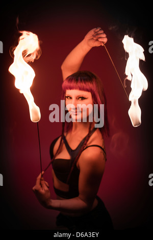 Fire dancer performing Banque D'Images