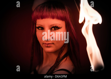 Fire dancer performing Banque D'Images