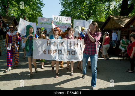 Lviv, Ukraine, les jeunes la satire politique avec des slogans non-sens absurde Banque D'Images