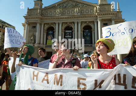 Lviv, Ukraine, les jeunes la satire politique avec des slogans non-sens absurde Banque D'Images