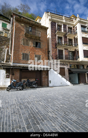 Appartements et bar entourant le port de San Sebastian, Donostia, Pays Basque, Espagne Banque D'Images