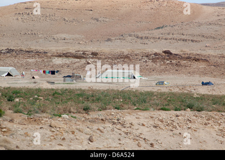 Tente bédouine dans le désert de Jordanie, sec sec, un endroit inhospitalier pour vivre. Banque D'Images