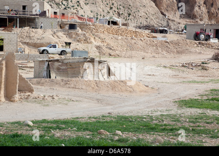 Tente bédouine dans le désert de Jordanie, sec sec, un endroit inhospitalier pour vivre. Banque D'Images