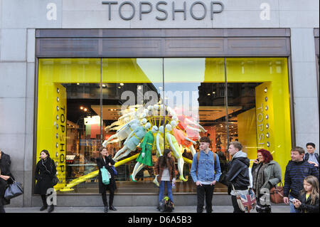 Brewer Street, Londres, Royaume-Uni. 15 avril 2013. La fenêtre de Topshop conçu par NEON. Regent Street Projet Windows 2013, 'liens fashion avec l'architecture et de vente au détail avec la culture. Les architectes d'avant-garde avec des marques phares de travail pour créer une série d'unique et accrocheur affiche'. Les partenaires participants, Esprit avec naganjohnson, Ferrari avec Gensler, Jack Spade avec Carl Turner Architectes, Karen Millen avec Mamou-Mani, Moss Bross avec AY Architectes, Topshop avec néon. Banque D'Images