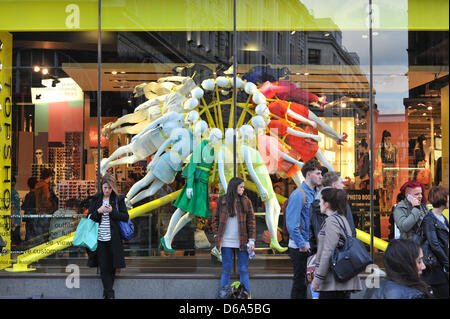 Brewer Street, Londres, Royaume-Uni. 15 avril 2013. La fenêtre de Topshop conçu par NEON. Regent Street Projet Windows 2013, 'liens fashion avec l'architecture et de vente au détail avec la culture. Les architectes d'avant-garde avec des marques phares de travail pour créer une série d'unique et accrocheur affiche'. Les partenaires participants, Esprit avec naganjohnson, Ferrari avec Gensler, Jack Spade avec Carl Turner Architectes, Karen Millen avec Mamou-Mani, Moss Bross avec AY Architectes, Topshop avec néon. Banque D'Images