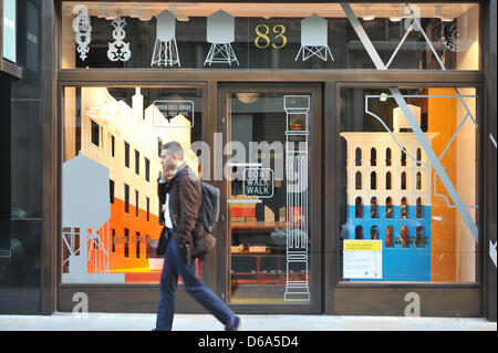 Brewer Street, Londres, Royaume-Uni. 15 avril 2013. La fenêtre de Jack Spade conçu par Carl Turner Architectes. Regent Street Projet Windows 2013, 'liens fashion avec l'architecture et de vente au détail avec la culture. Les architectes d'avant-garde avec des marques phares de travail pour créer une série d'unique et accrocheur affiche'. Les partenaires participants, Esprit avec naganjohnson, Ferrari avec Gensler, Jack Spade avec Carl Turner Architectes, Karen Millen avec Mamou-Mani, Moss Bross avec AY Architectes, Topshop avec néon. Banque D'Images