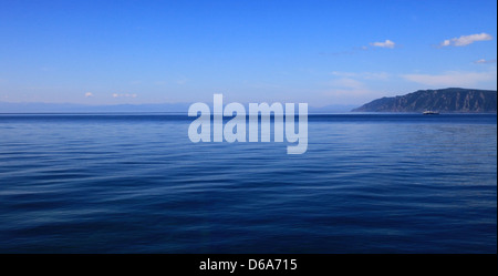 Navire au milieu du Lac Baïkal Banque D'Images