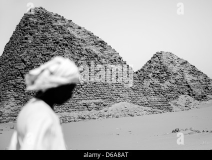 Soudanais devant le Royal Pyramides de Napata, Nuri, Soudan Banque D'Images