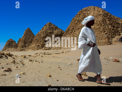 Soudanais devant le Royal Pyramides de Napata, Nuri, Soudan Banque D'Images