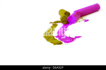 Ressed craie de couleur sur papier blanc Banque D'Images