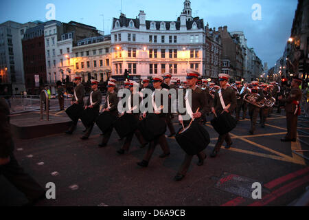 Londres, Royaume-Uni. 15 avril, 2013. Tôt le matin, répétition générale de la cérémonie militaire complet procession pour les funérailles de la Baronne Thatcher. Comme on se prépare pour les funérailles de la Baronne Thatcher ont la bande noir matériau couvrant leurs tambours. Les funérailles auront lieu le 17 avril 2013, à la Cathédrale St Paul, à Londres. Pic : Paul Marriott Photography Banque D'Images