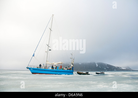 La Norvège, l'archipel du Svalbard, Spitzberg. Les photographes via une coque acier voilier à faire le tour de l'archipel Banque D'Images