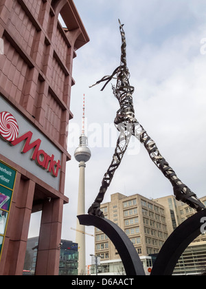 La statue « Alexa » du sculpteur Mirko Siakkou-Fiodin devant le centre commercial Alexa - Alexander Platz, Mitte, Berlin Banque D'Images