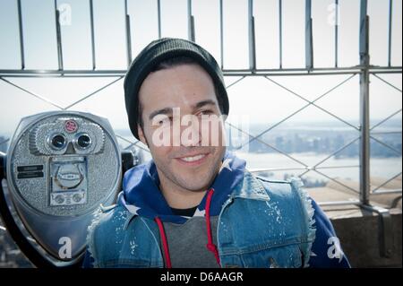 Manhattan, New York, USA. 15 avril, 2013. Loi nomination Fall Out Boy Pete Wentz, membre notamment visiter l'Empire State Building comme ils l'hiatus Formulaire de retour avec ''Save Rock and Roll'', à mardi, Avril, 16, lundi, 15 avril 2013. (Crédit Image : Crédit : Bryan Smith/ZUMAPRESS.com/Alamy Live News) Banque D'Images