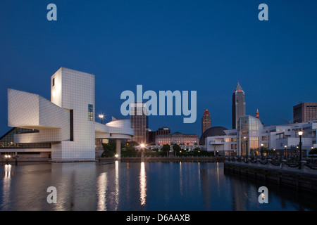 ROCK AND ROLL HALL OF FAME (©I M PEI 1995) Great Lakes Science Center ( VERNER JOHNSON 1996) CLEVELAND OHIO USA SKYLINE Banque D'Images