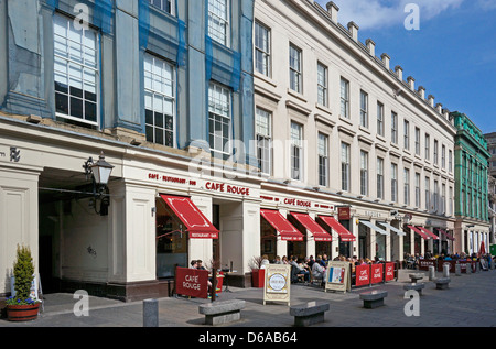 Vous pourrez profiter du soleil de printemps en café et restaurant piscine installations Royal Exchange Square Glasgow Ecosse Banque D'Images