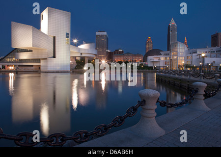 ROCK AND ROLL HALL OF FAME (©I M PEI 1995) Great Lakes Science Center ( VERNER JOHNSON 1996) CLEVELAND OHIO USA SKYLINE Banque D'Images