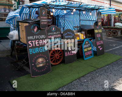 LONDRES, Royaume-Uni - 14 AVRIL 2013 : stand de nourriture sur Chapel Street Market à Islington Banque D'Images