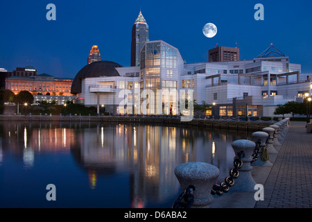 GREAT LAKES SCIENCE CENTER ( VERNER JOHNSON 1996) CENTRE-VILLE DE CLEVELAND OHIO USA SKYLINE Banque D'Images