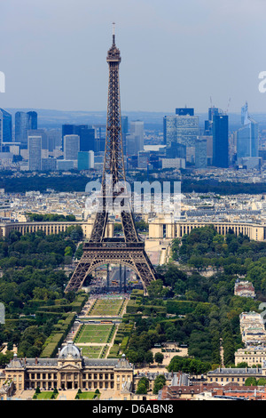 La Tour Eiffel, avec la Défense à l'arrière, Paris, France Banque D'Images