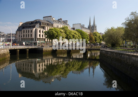 Quimper, Finistère, Bretagne, France. Vue sur la ville de Quimper, l'Odet et Cathèdrale St-Corentin Banque D'Images