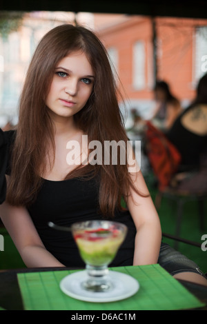 Jeune femme mangeant une glace Banque D'Images