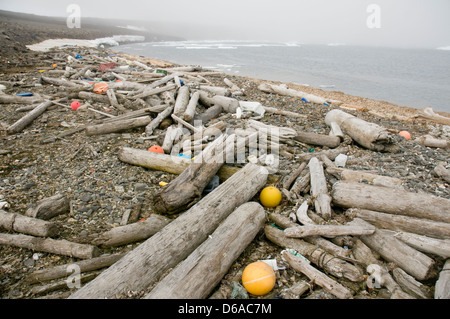 La Norvège, l'archipel du Svalbard, Spitzberg. Des bouées et de la litière des ordures une plage le long de la côte. Le Svalbard n'a pas d'arbres Banque D'Images