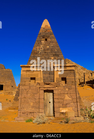 Pyramide et tombe dans le cimetière royal, Méroé, Soudan Banque D'Images