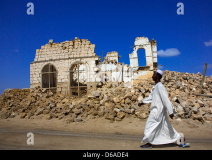 L'homme qui passe devant les ruines d'édifices, corail Ottoman Souakin, Soudan Banque D'Images