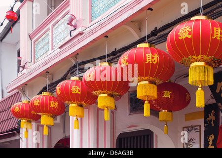 Le Nouvel An chinois avec des lanternes rouges texte chinois qui souhaitent bonne fortune accroché à l'extérieur des bâtiments Peranakan Historique Banque D'Images