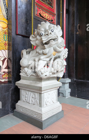 Chien Chinois Foo lion mâle Temple Guardian en sculpture sur pierre Banque D'Images