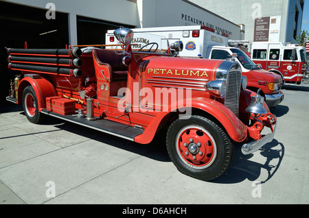 Petaluma, Californie, USA - 15 Avril 2013 : les années 1930 American LaFrance fire truck aux côtés des équipements plus modernes à Peta Banque D'Images