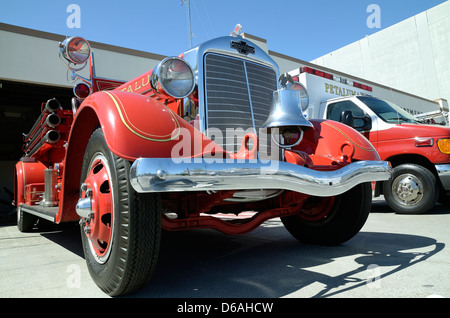 Petaluma, Californie, USA - 15 Avril 2013 : Avant d'une 1930 American LaFrance fire truck aux côtés eq plus moderne Banque D'Images