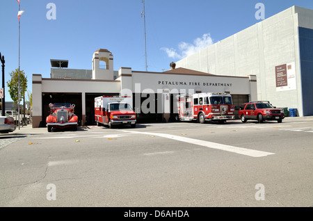 Petaluma, Californie, USA - 15 Avril 2013 : Avis de Petaluma's D Street Fire station avec un 1930 American LaFrance camion à incendie, Banque D'Images